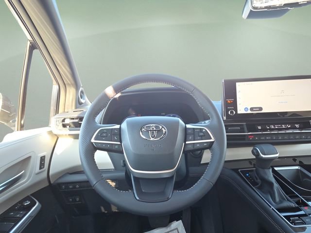Used 2025 Toyota Sienna Limited image 12