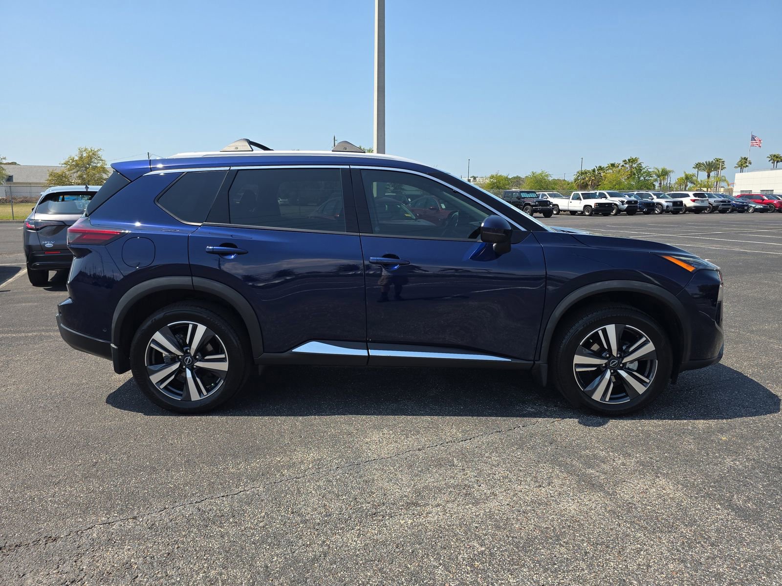 Used 2024 Nissan Rogue SL w/ SL Premium Package image 3