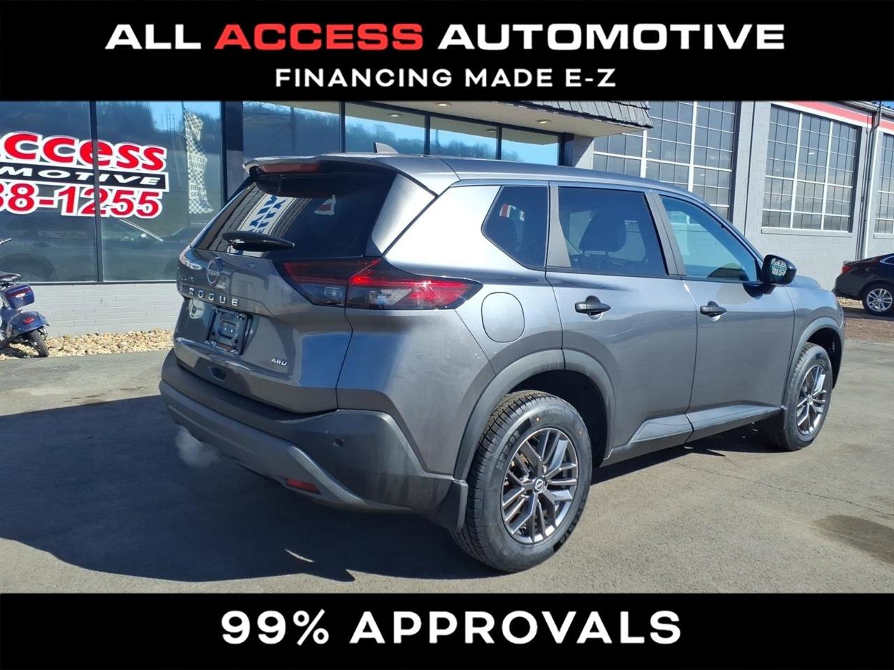 Used 2023 Nissan Rogue S image 2