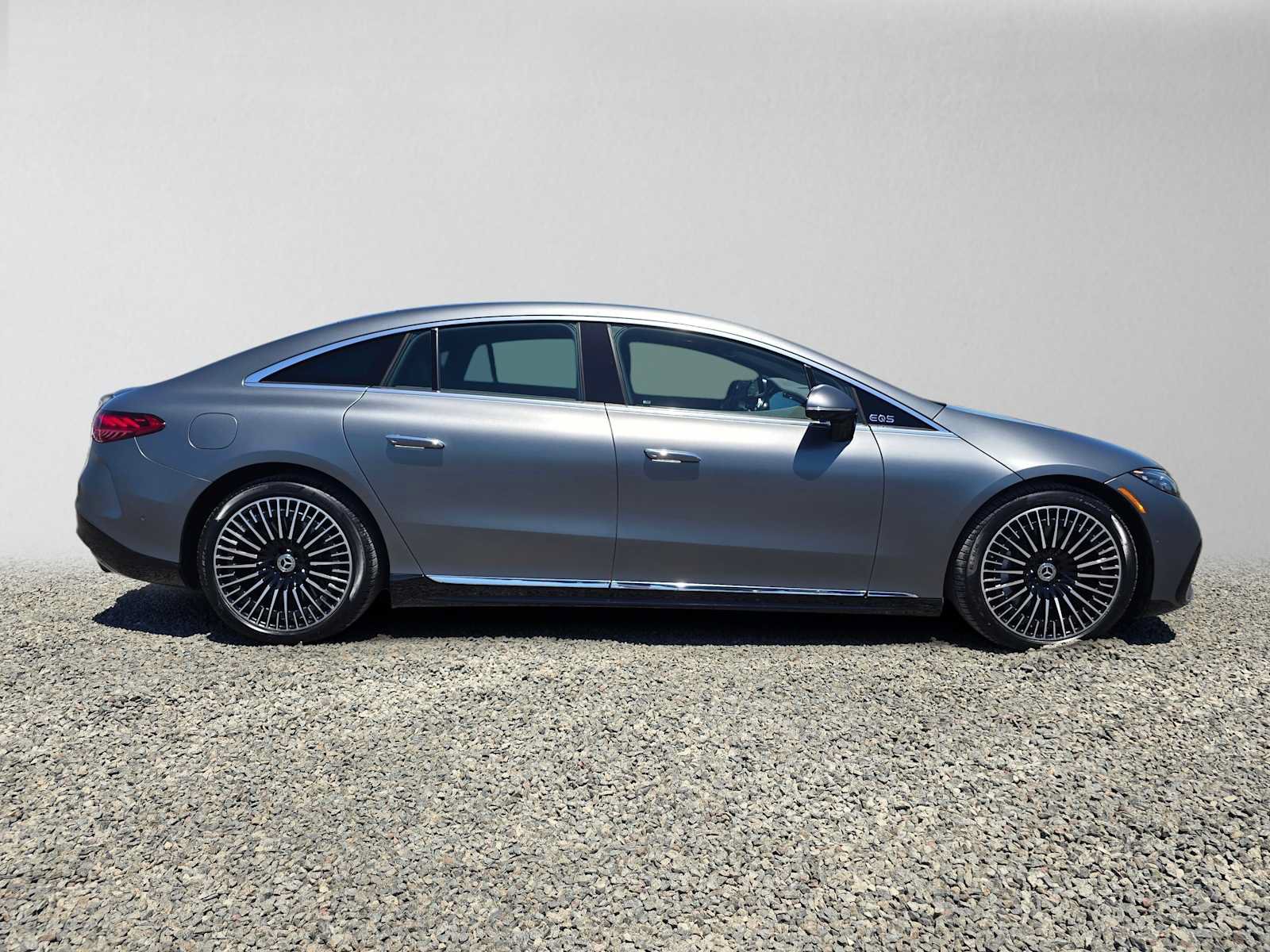 Used 2023 Mercedes-Benz EQS 580 4MATIC Sedan image 2