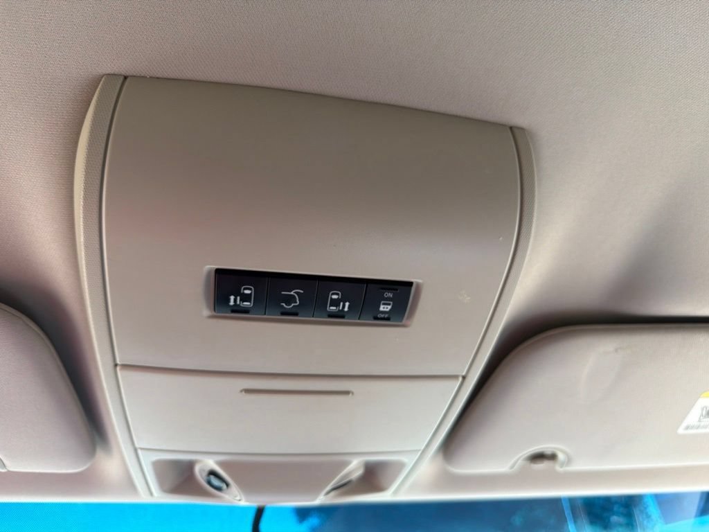 Used 2014 Chrysler Town & Country Touring FWD image 25