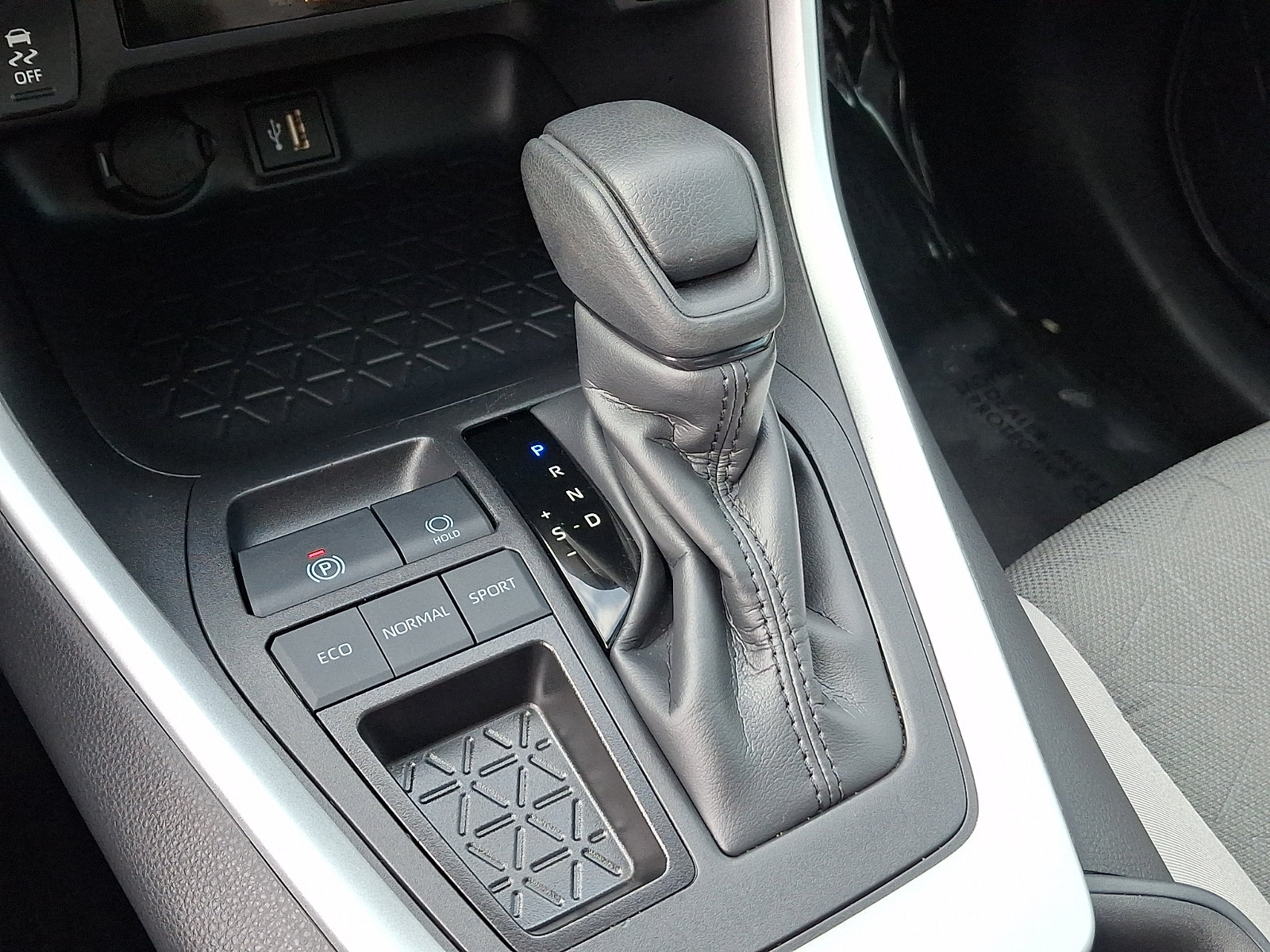 Used 2025 Toyota RAV4 XLE w/ Convenience Package FWD image 16