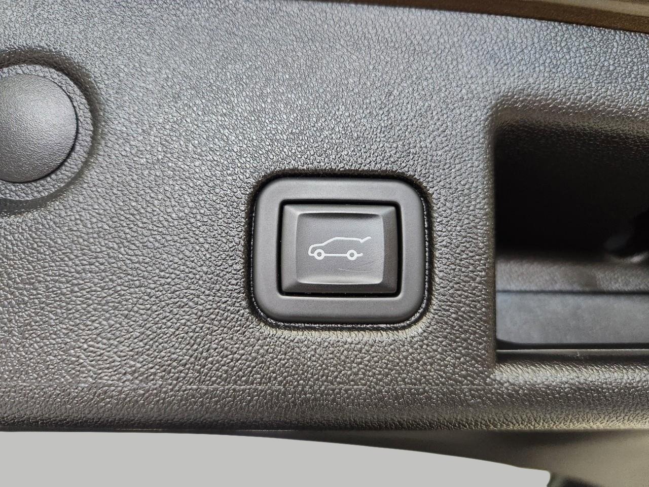 Used 2023 Chevrolet Equinox Premier AWD/4WD image 10