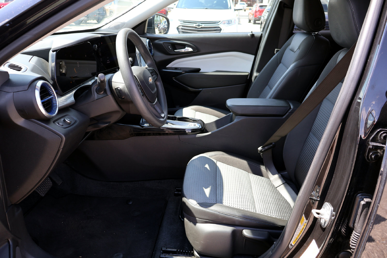 Used 2025 Chevrolet Trax LT FWD image 16