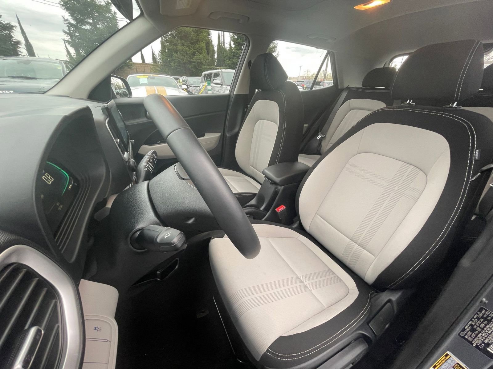 Used 2025 Hyundai Venue SEL image 32