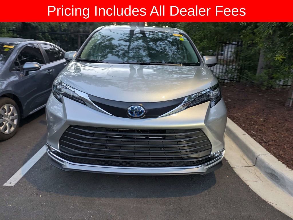 Used 2024 Toyota Sienna XLE FWD image 2