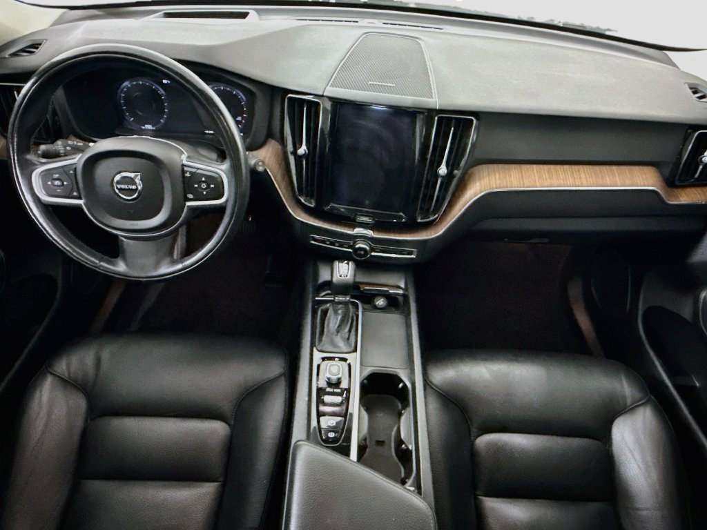 Used 2021 Volvo XC60 T5 Momentum w/ Protection Package Premier FWD image 13