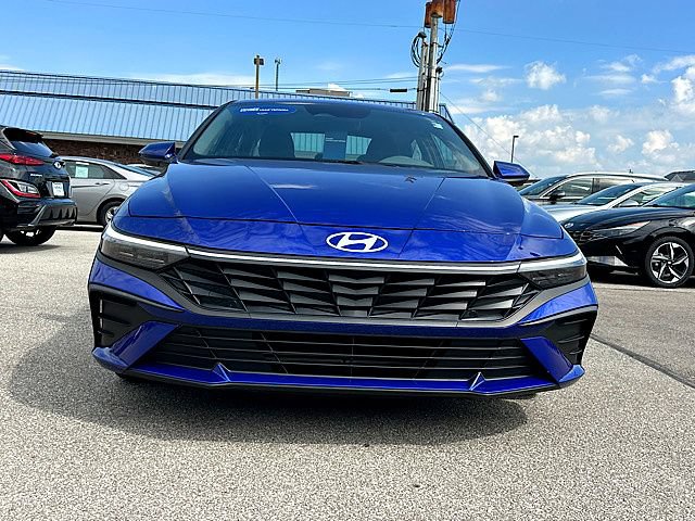 Certified 2025 Hyundai Elantra SE w/ Cargo Package FWD image 11