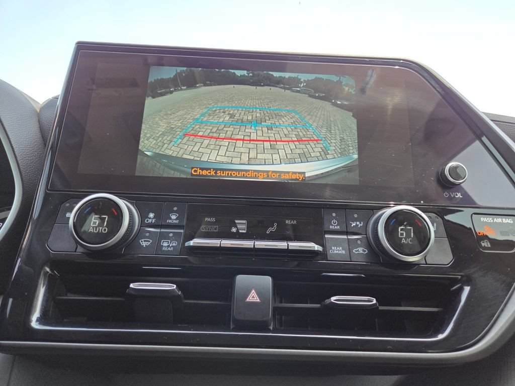 Used 2024 Toyota Highlander XLE FWD image 35