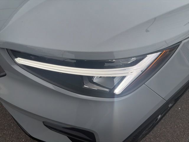 Certified 2025 Volvo XC40 B5 Core image 9