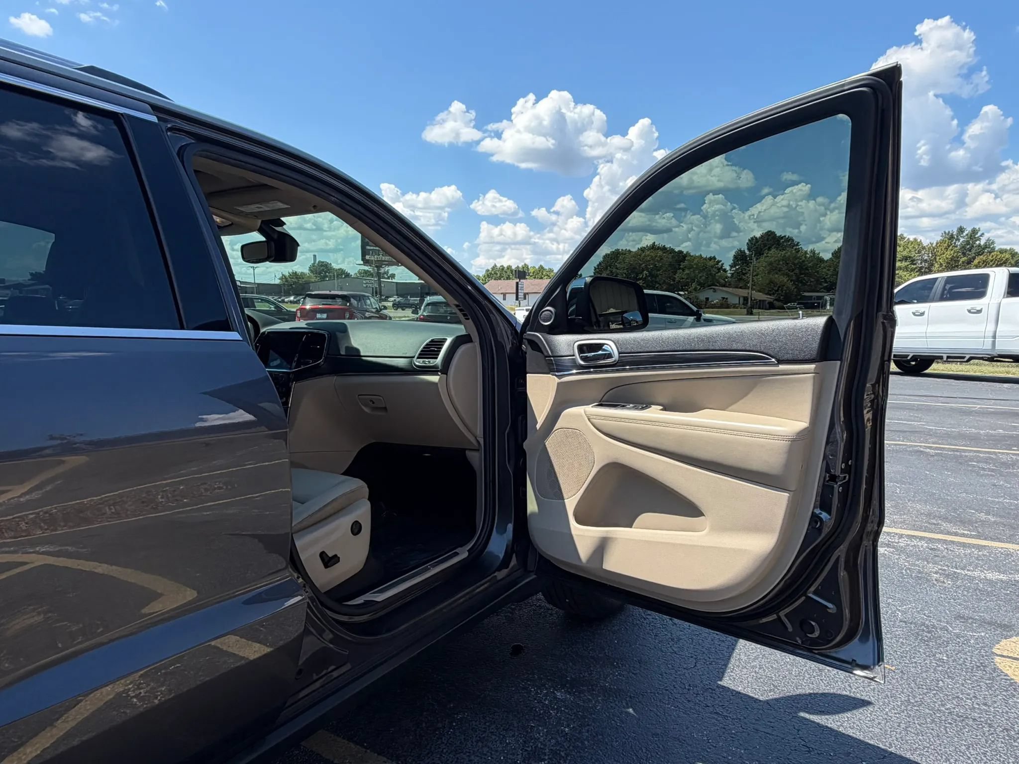 Used 2020 Jeep Grand Cherokee Limited AWD/4WD image 23