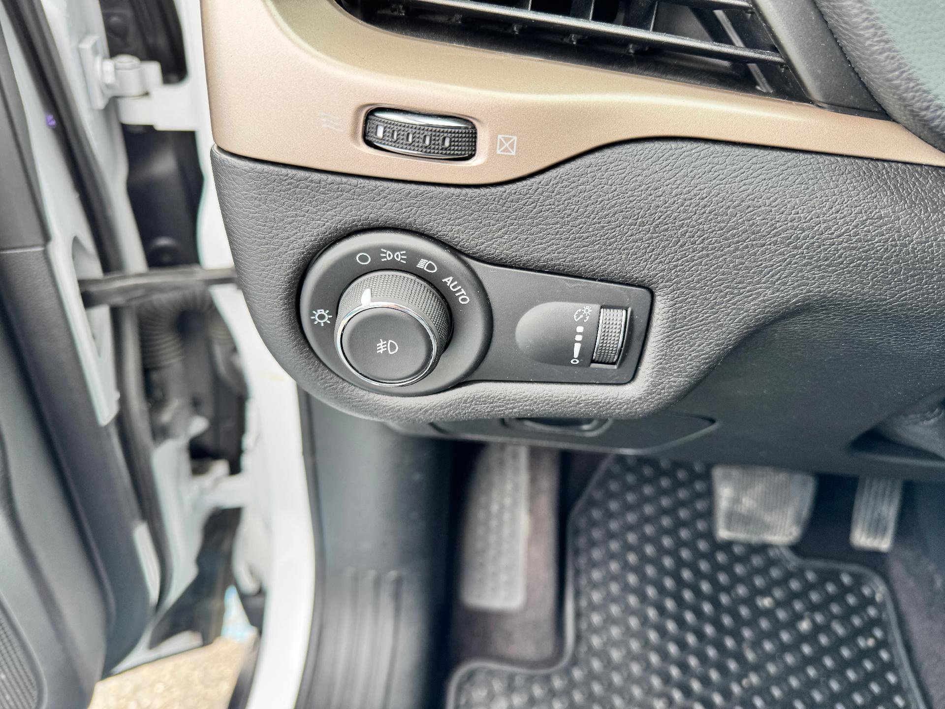 Used 2018 Jeep Cherokee Latitude w/ Cold Weather Group image 23