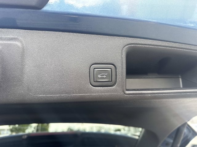 Used 2024 GMC Terrain SLT AWD/4WD image 8