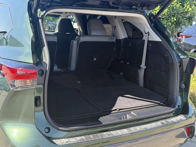 Used 2023 Toyota Highlander Limited FWD image 24