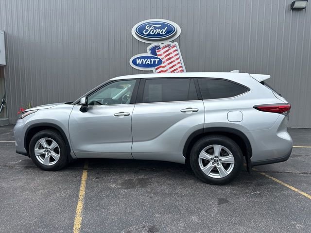 Used 2021 Toyota Highlander LE image 2