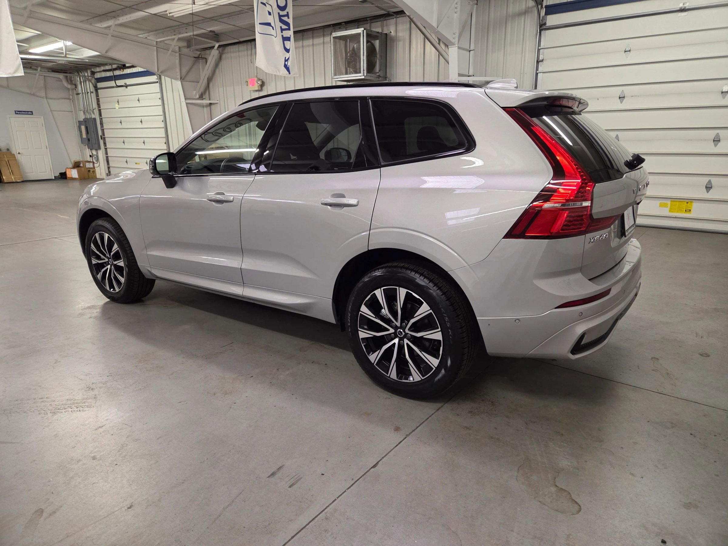 Used 2025 Volvo XC60 B5 Plus image 4