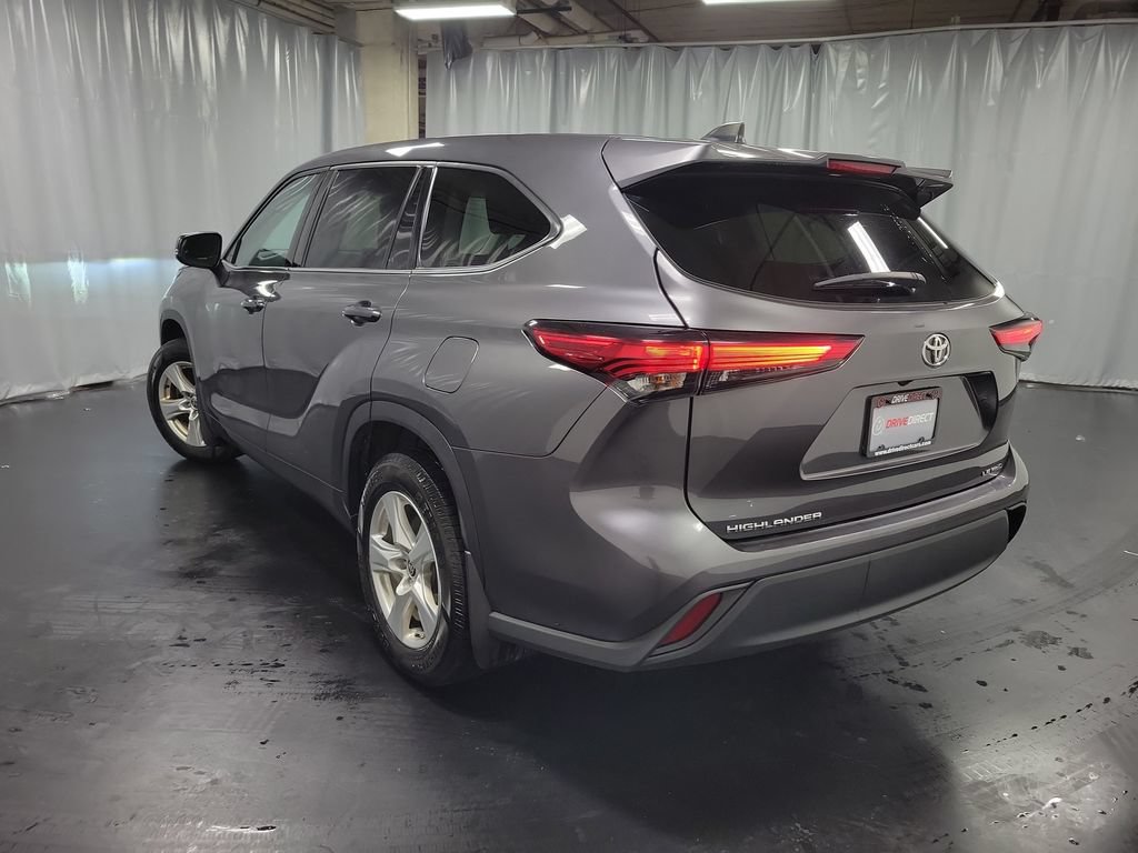 Used 2022 Toyota Highlander LE AWD/4WD image 6