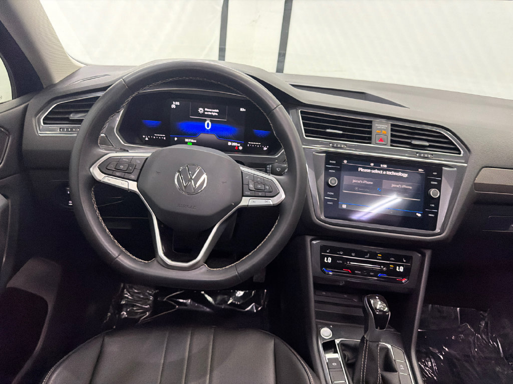 Used 2023 Volkswagen Tiguan SE w/ Panoramic Sunroof Package FWD image 24