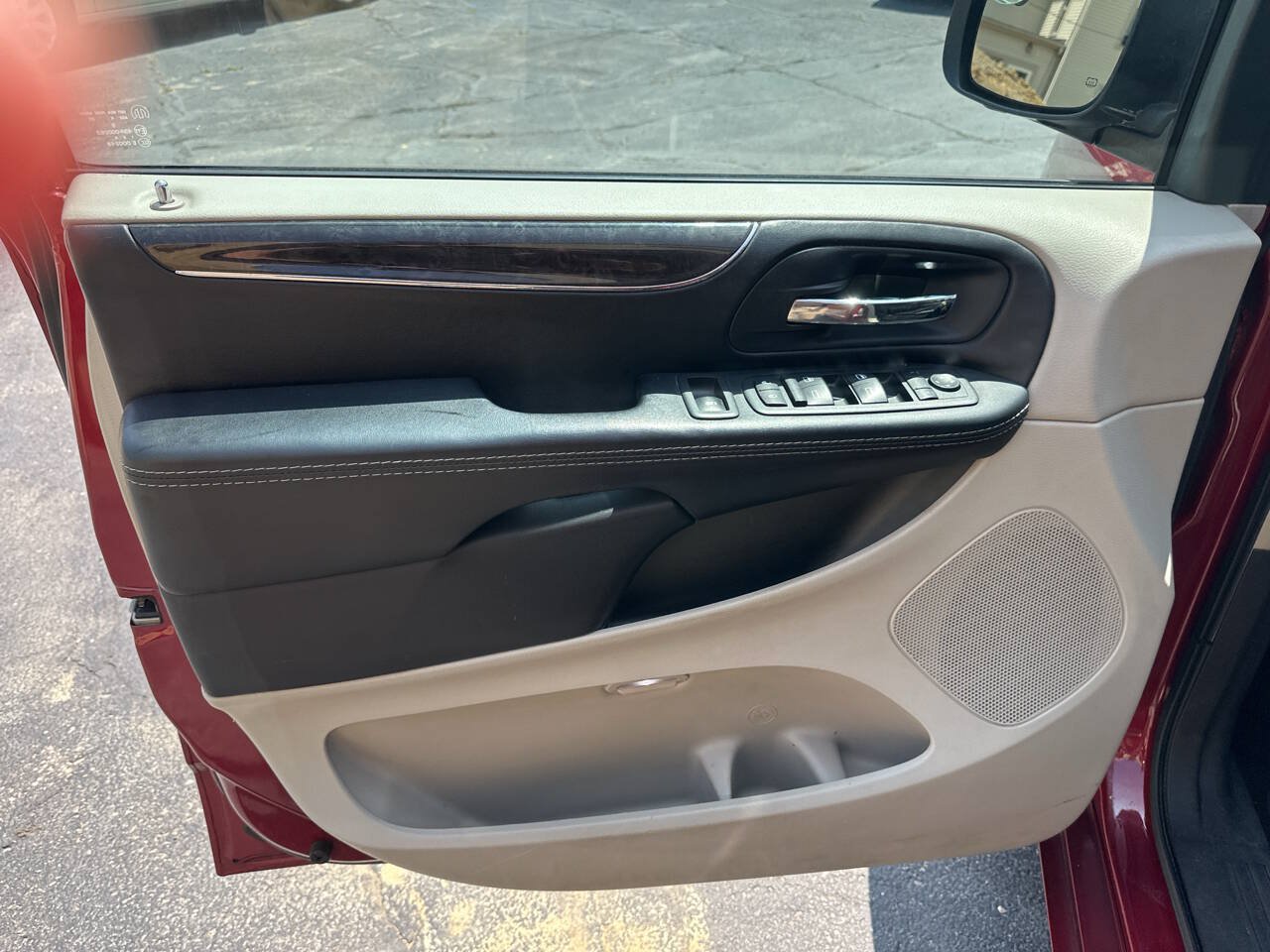 Used 2014 Chrysler Town & Country Touring FWD image 17