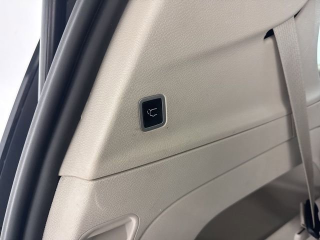 Used 2023 Chrysler Voyager LX image 11