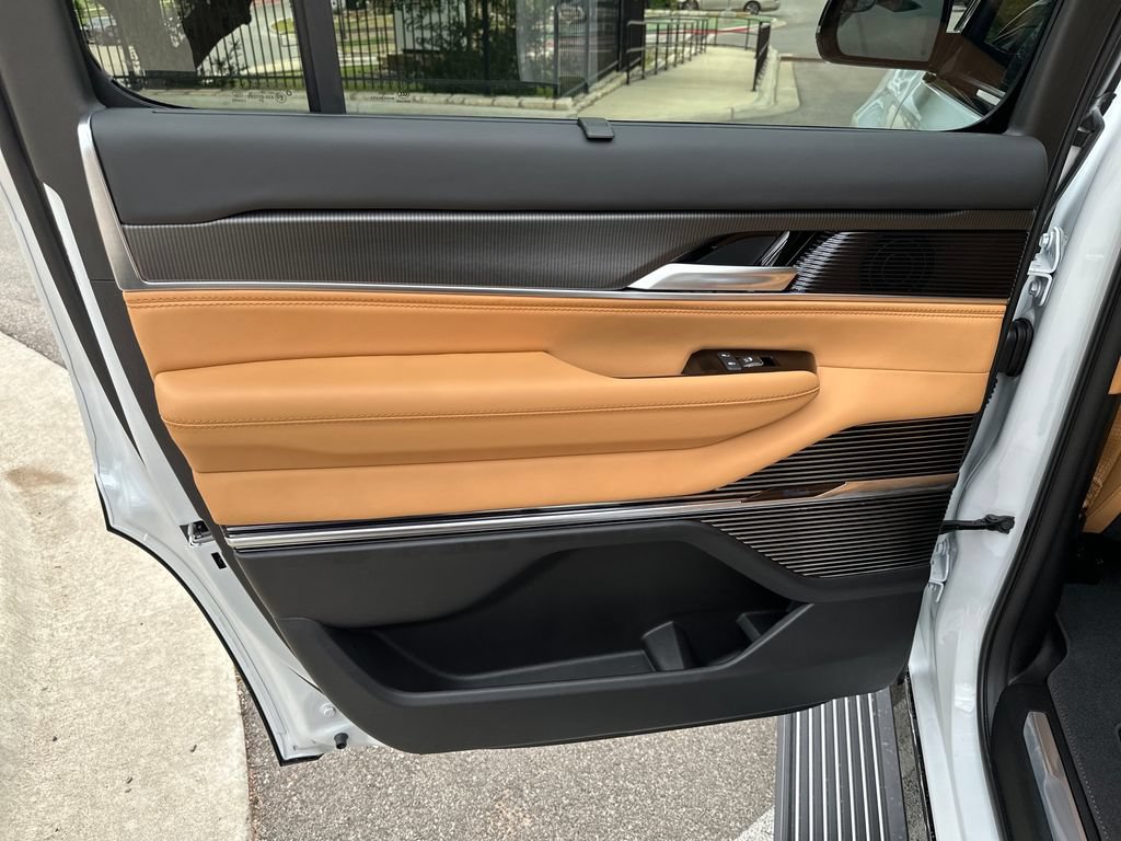 New 2026 Jeep Grand Wagoneer Summit AWD/4WD image 33