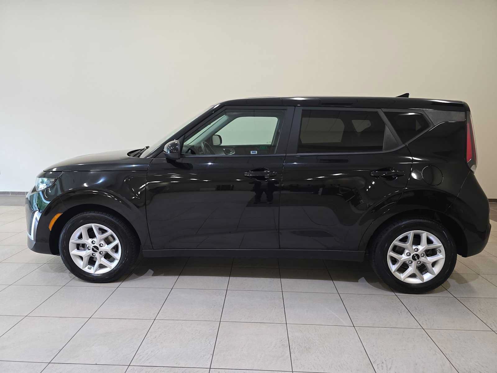 Used 2023 Kia Soul LX w/ LX Technology Package FWD image 3