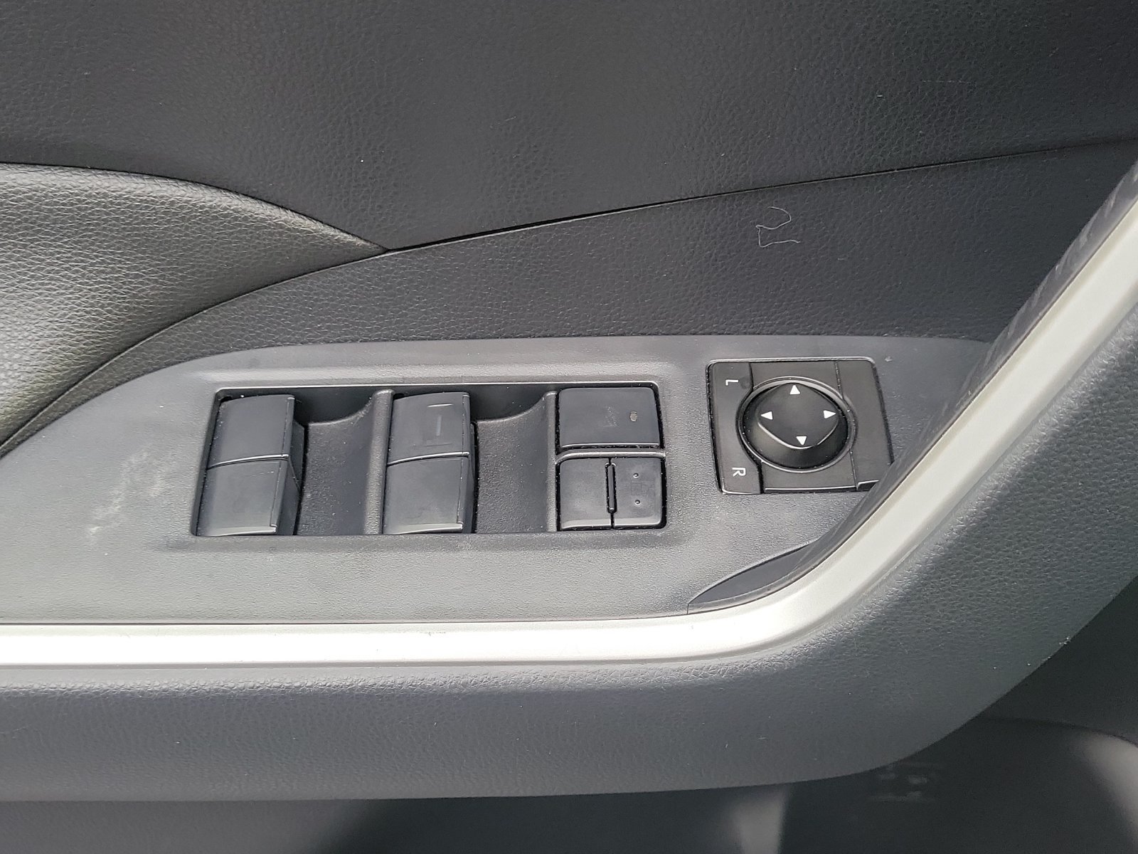 Used 2019 Toyota RAV4 XLE w/ Convenience Package FWD image 18