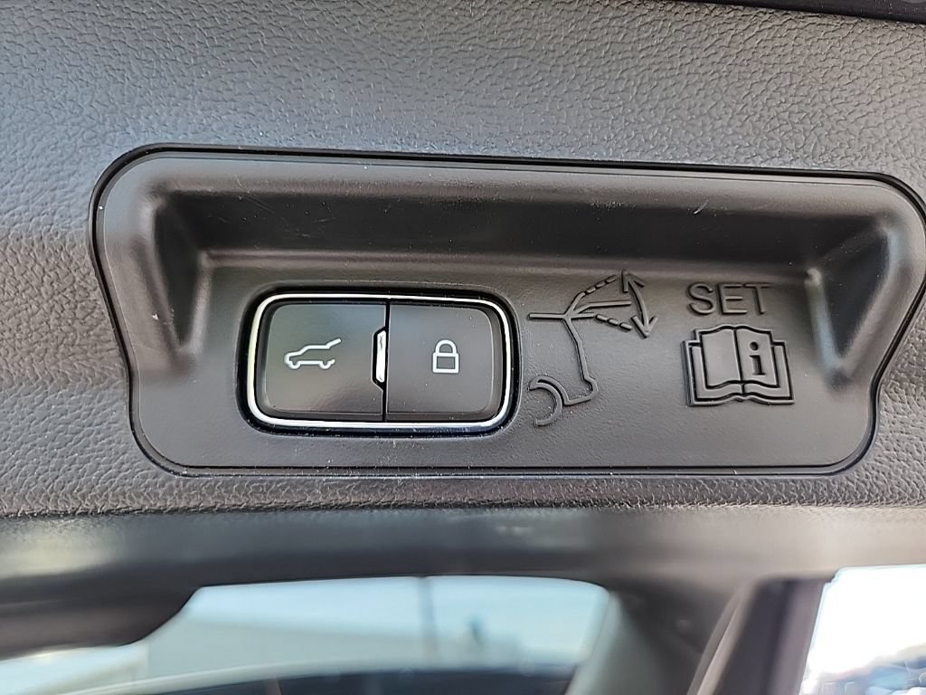 Used 2024 Ford Explorer XLT AWD/4WD image 8
