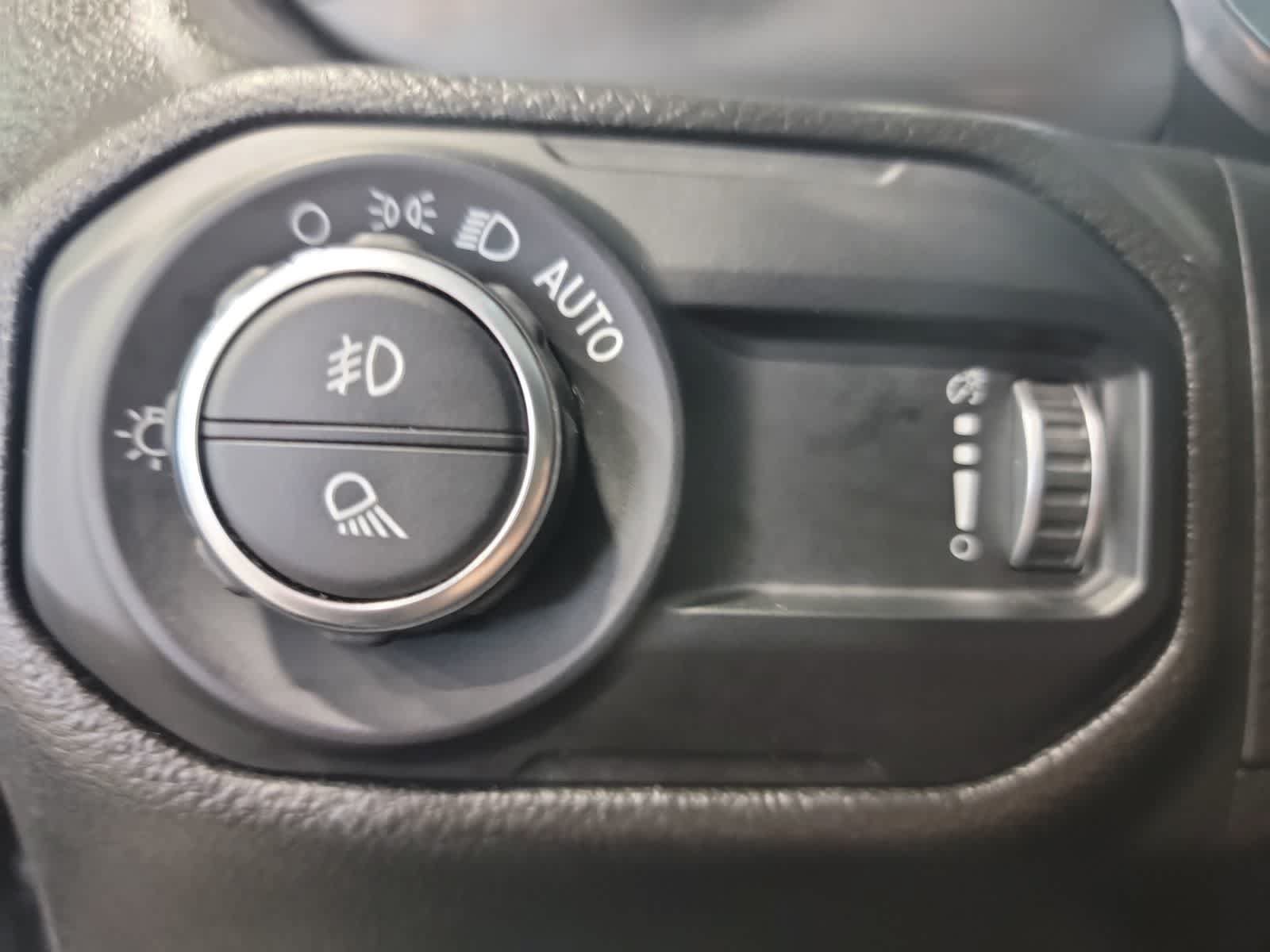 Used 2023 Jeep Gladiator Overland AWD/4WD image 13