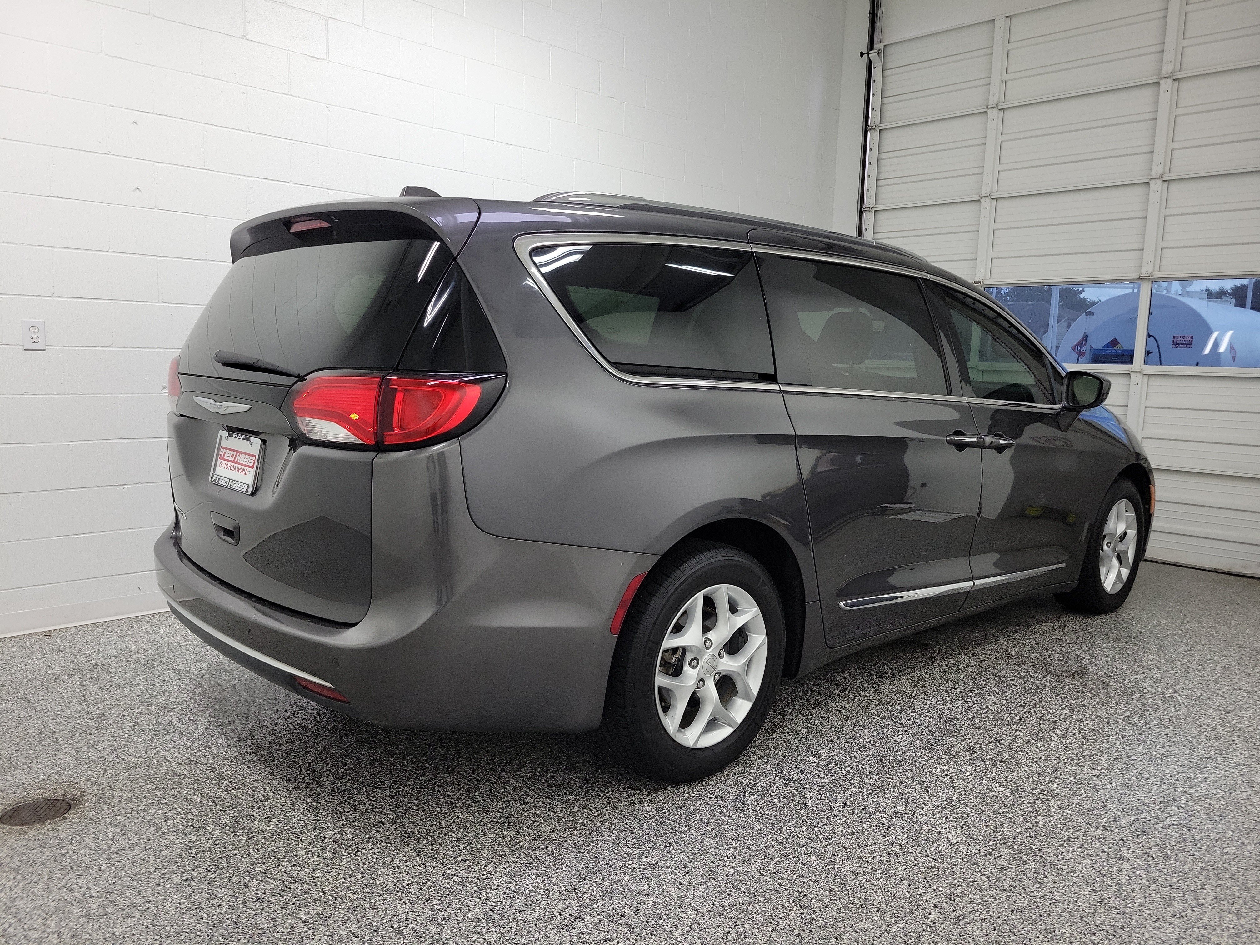 Used 2017 Chrysler Pacifica Touring-L Plus w/ Tire & Wheel Group FWD image 4