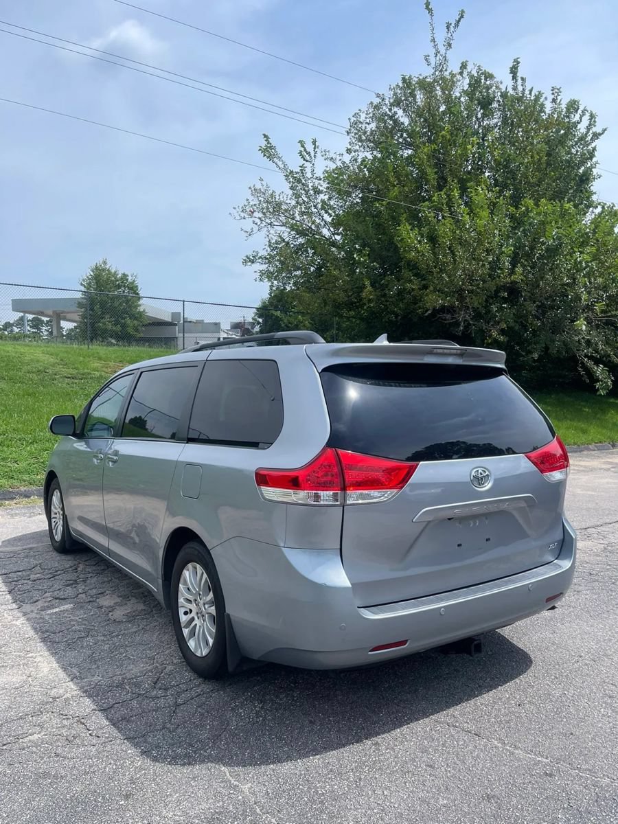 Used 2011 Toyota Sienna XLE w/ Premium Pkg FWD image 7