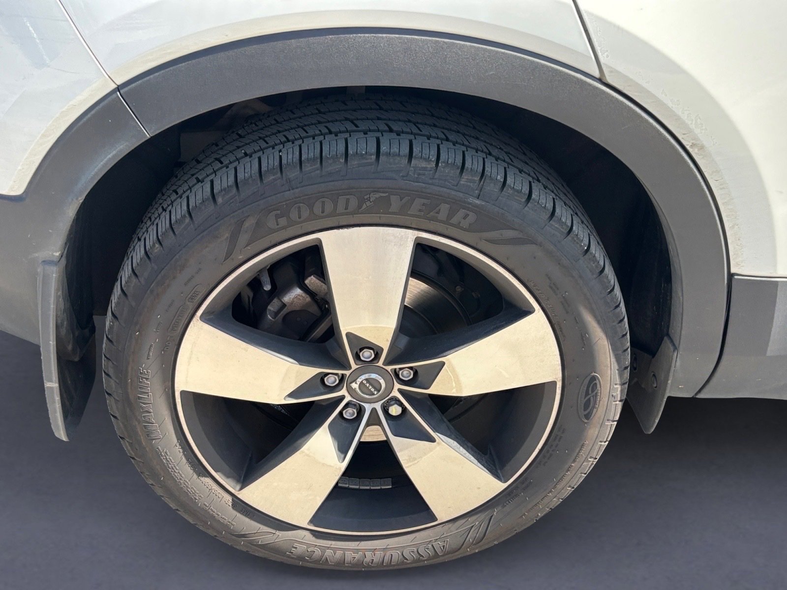 Used 2020 Volvo XC40 T5 Momentum w/ Protection Package Premier image 4