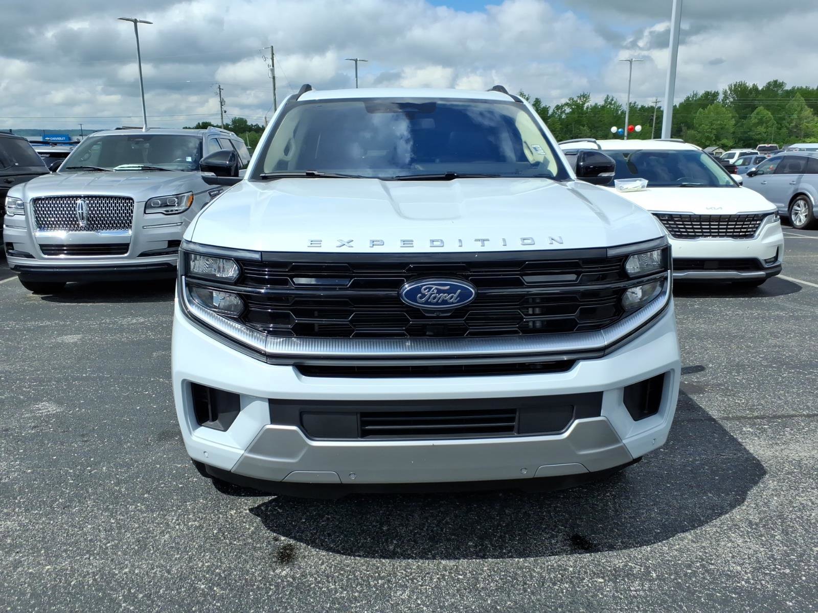 Used 2025 Ford Expedition Platinum AWD/4WD image 2