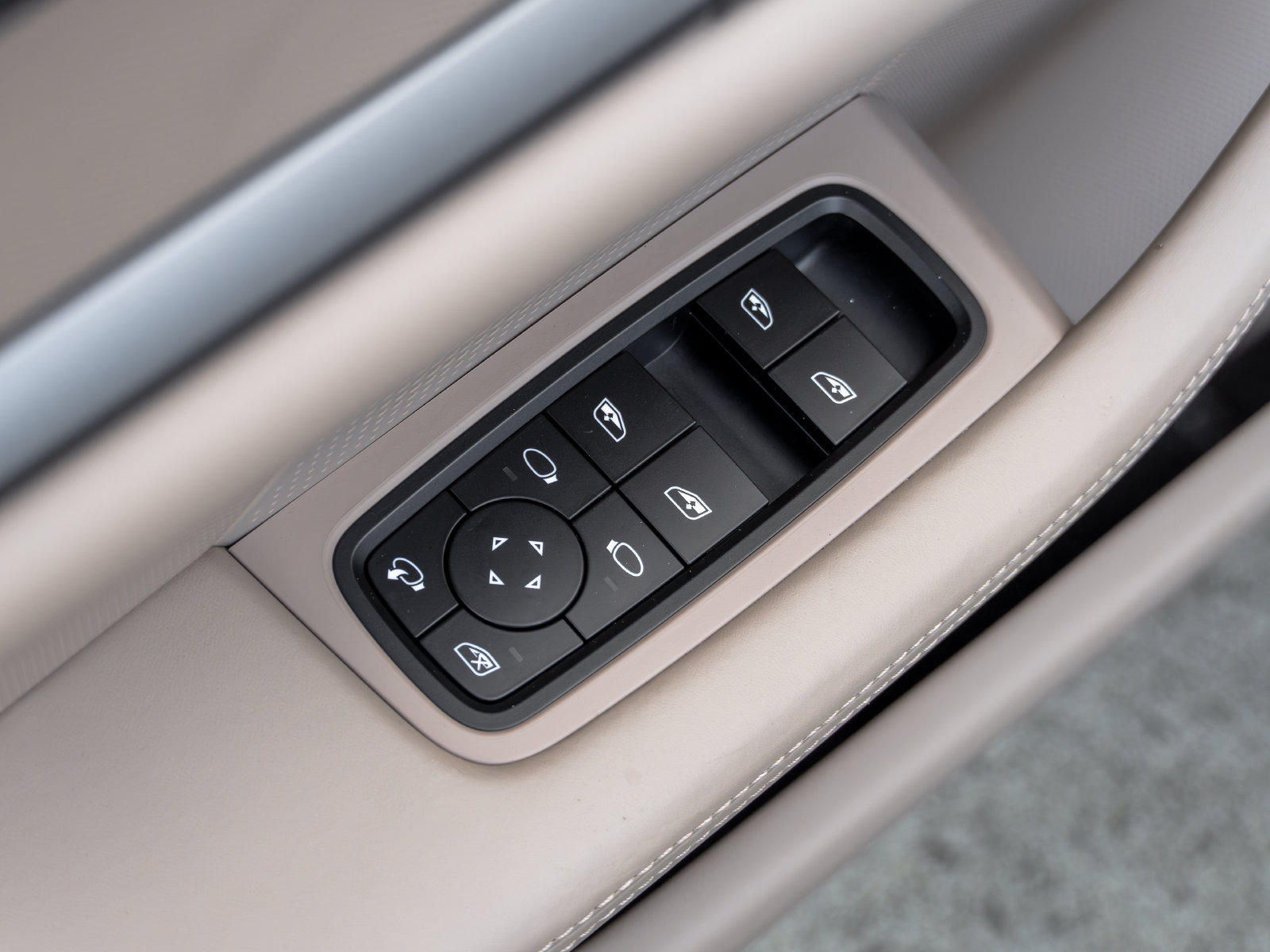 Certified 2025 Porsche Taycan 4S AWD/4WD image 22