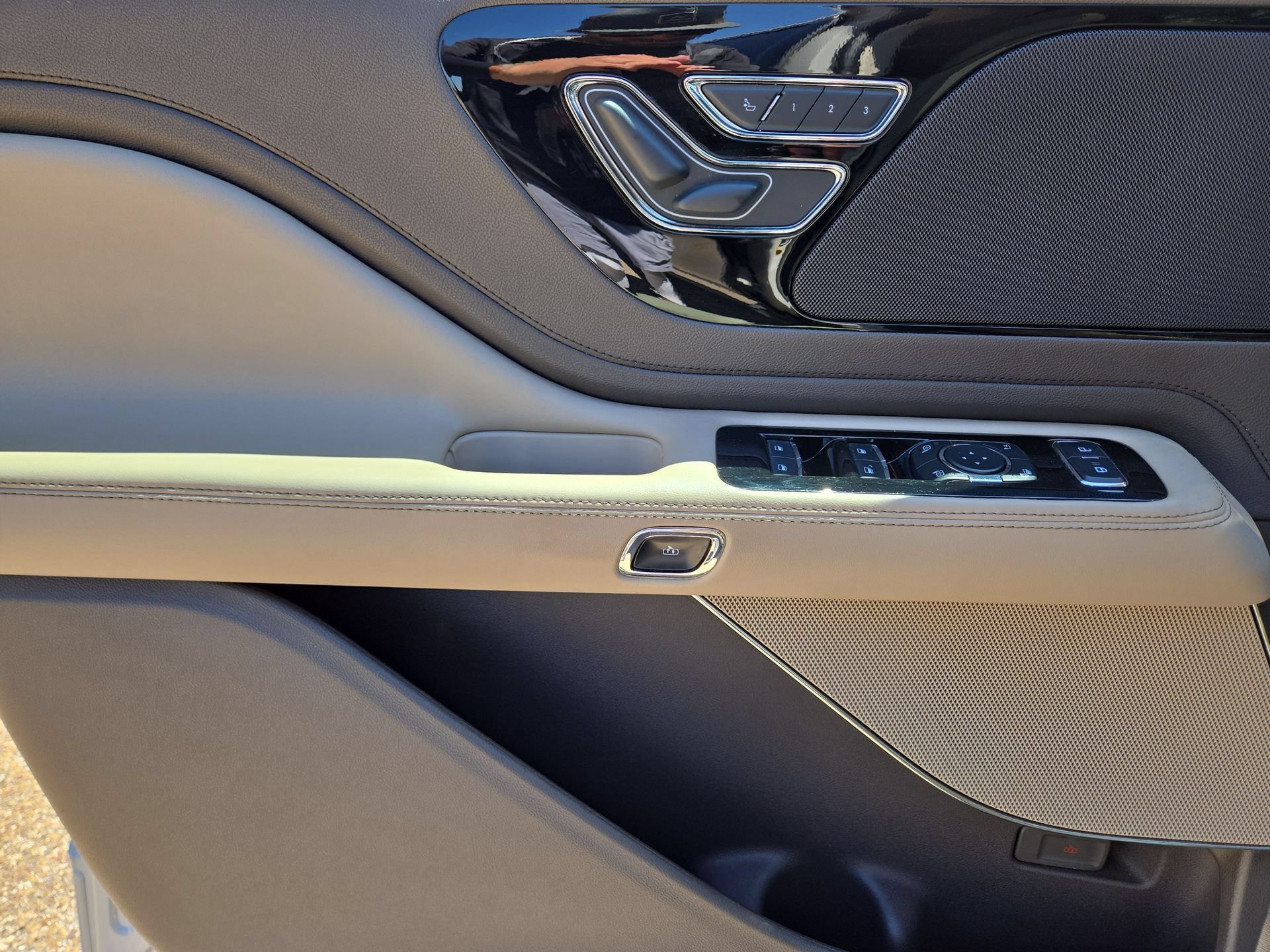 Used 2023 Lincoln Aviator 2WD w/ Premium Package image 15