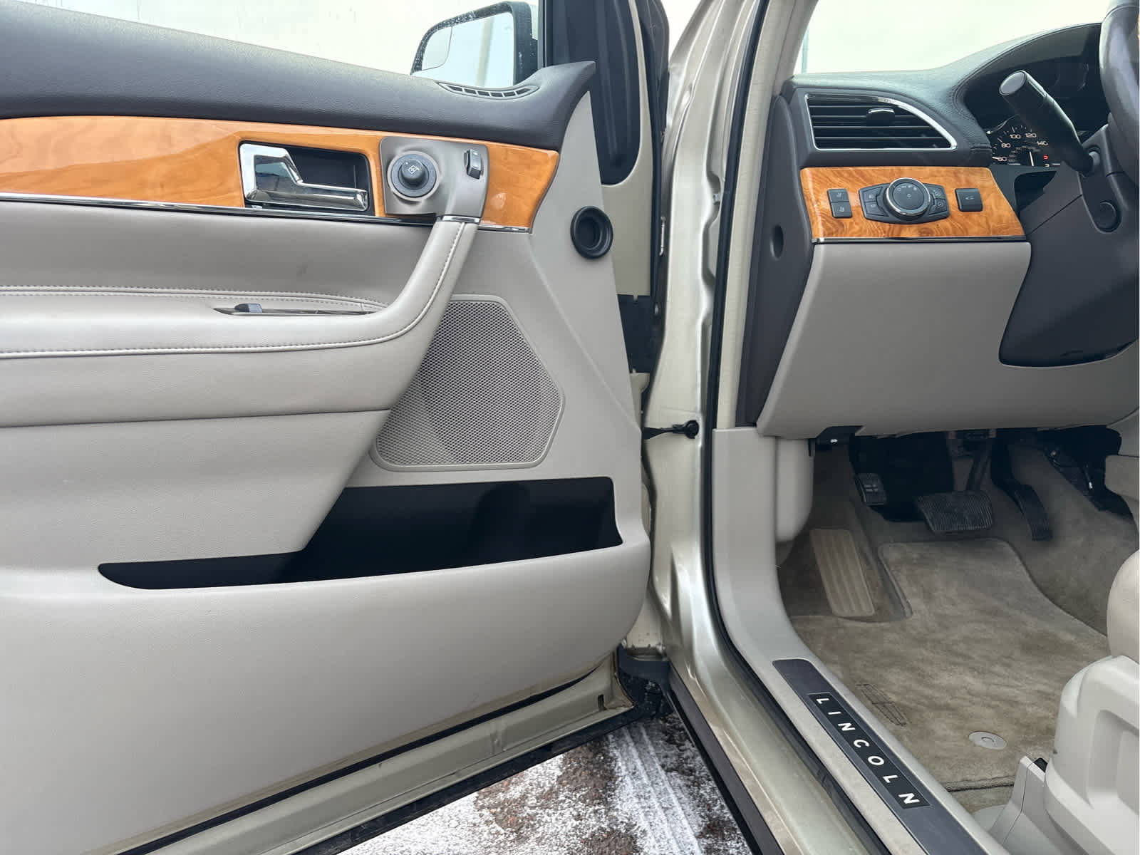 Used 2011 Lincoln MKX AWD w/ 101A Rapid Spec Order Code image 50