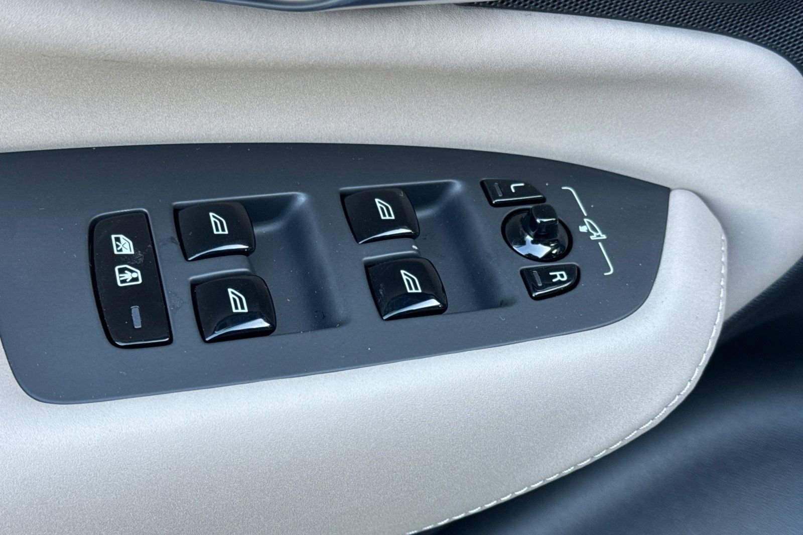 Certified 2026 Volvo XC90 T8 Plus w/ Protection Package Premier image 11