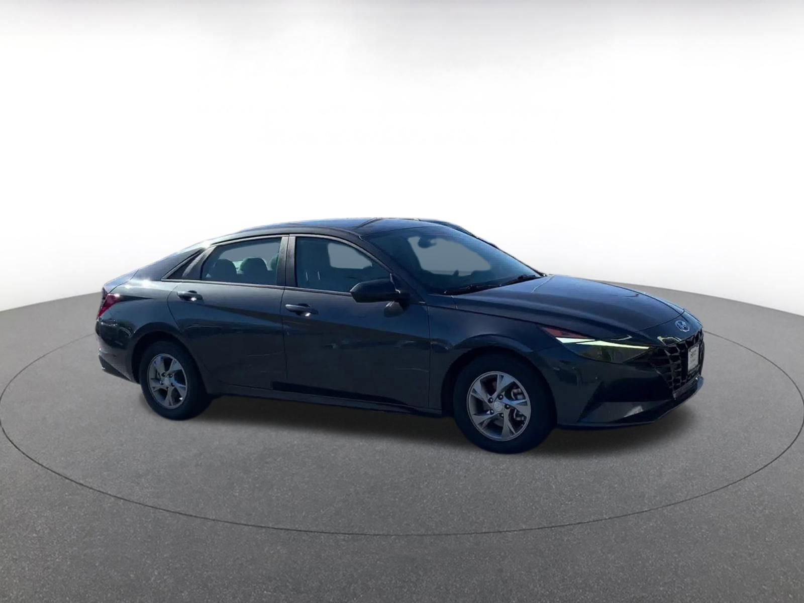 Used 2021 Hyundai Elantra SE image 2