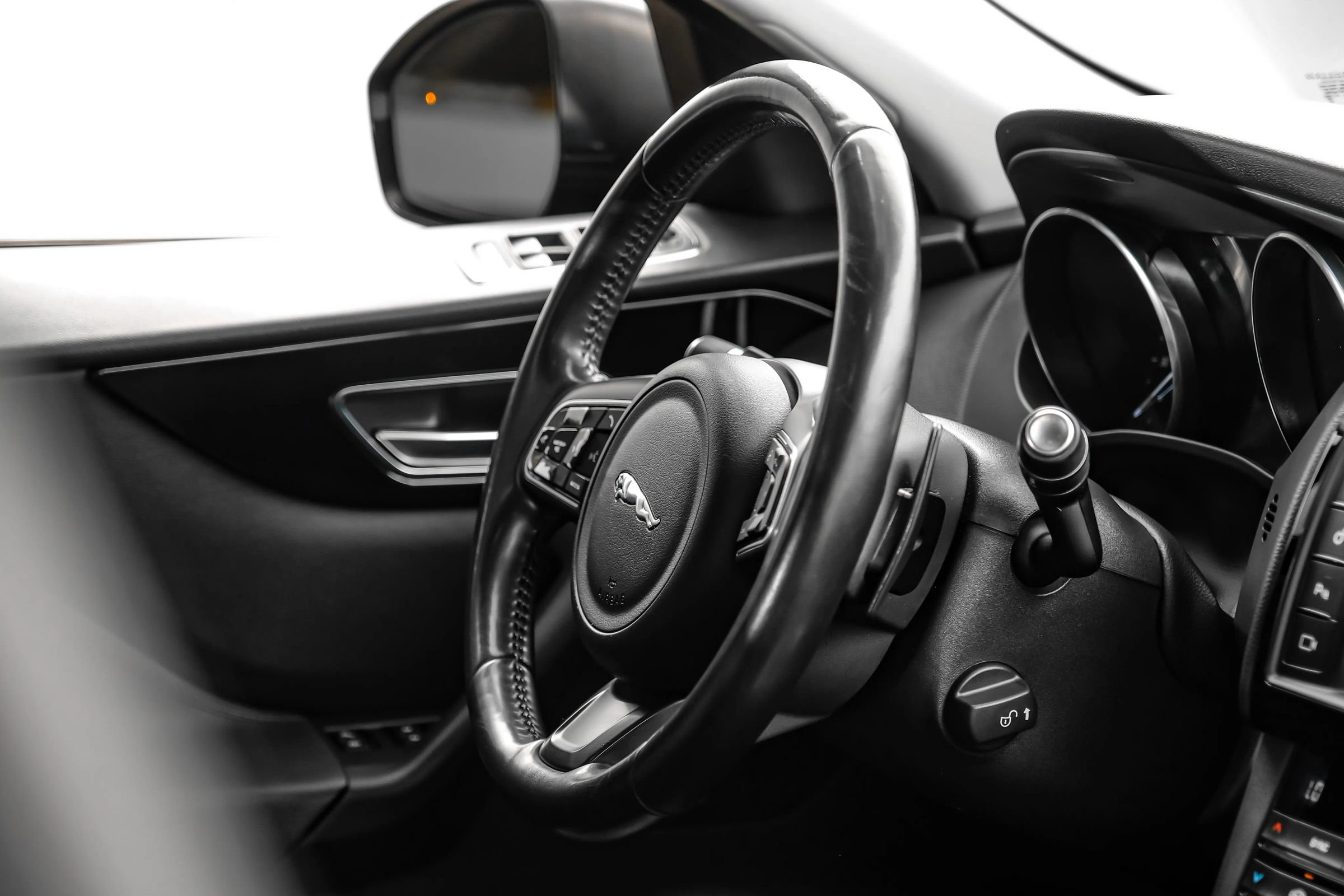 Used 2018 Jaguar F-PACE Premium AWD/4WD image 8
