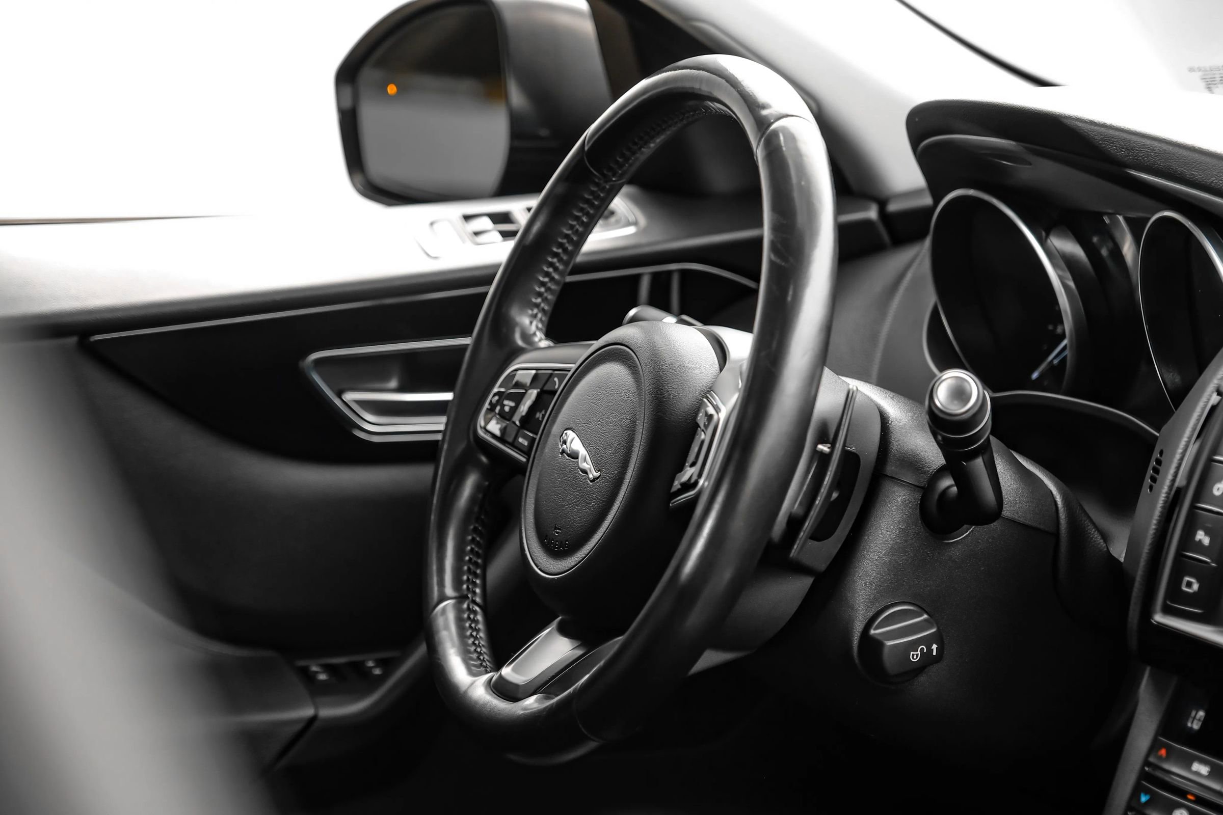 Used 2018 Jaguar F-PACE Premium AWD/4WD image 8