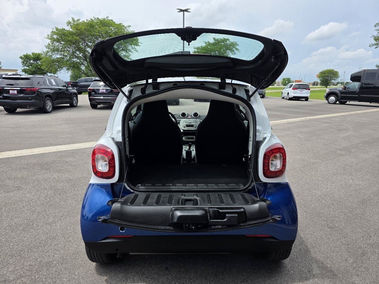 Used 2016 smart fortwo passion RWD image 16