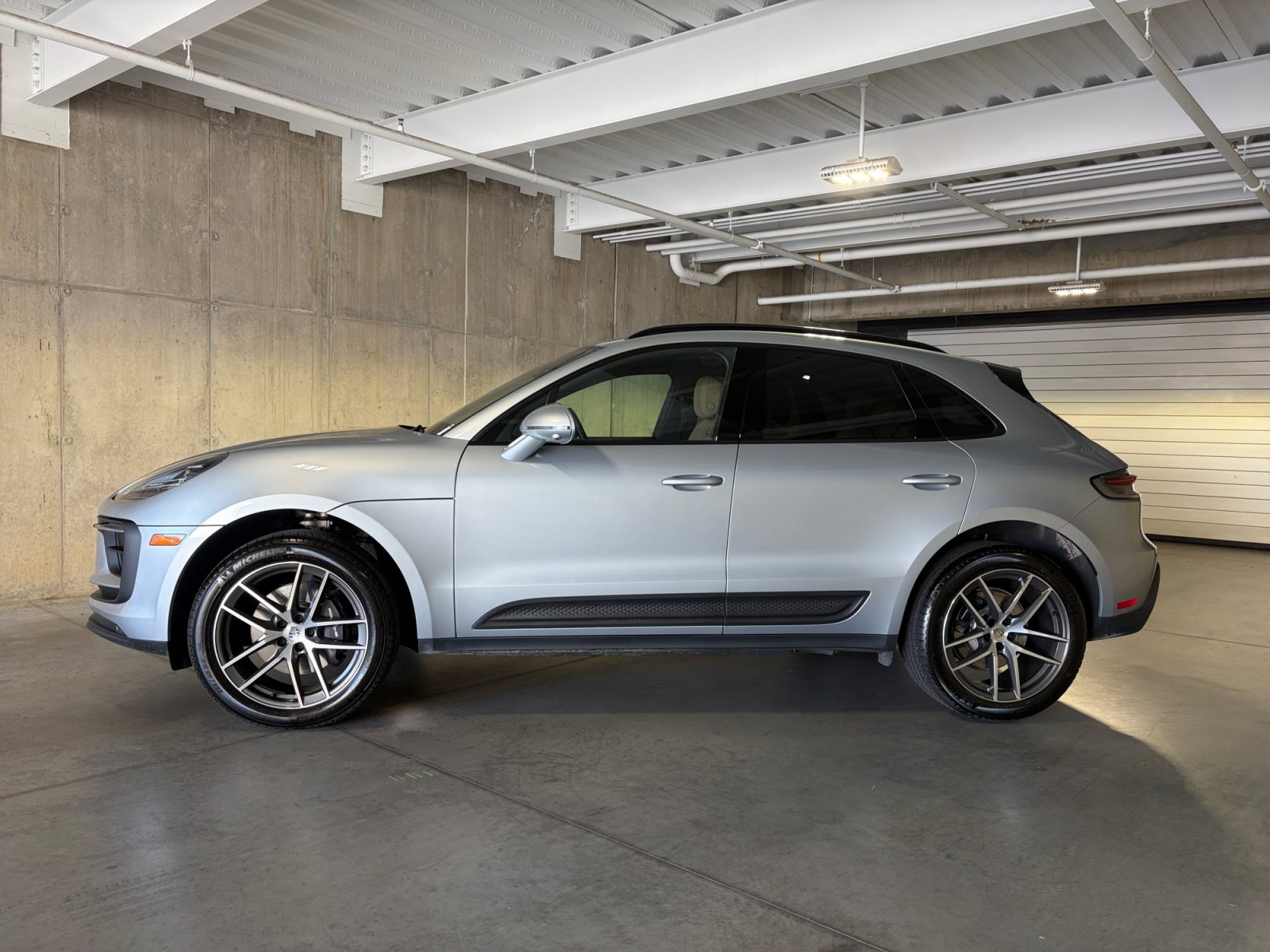Certified 2026 Porsche Macan AWD/4WD image 2