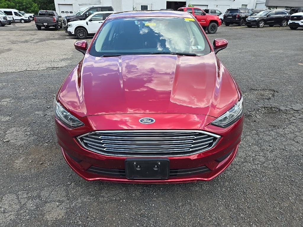 Used 2018 Ford Fusion SE w/ Fusion SE Technology Package FWD image 2