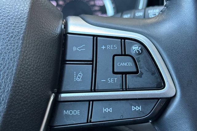 Used 2023 Toyota Highlander XLE FWD image 39