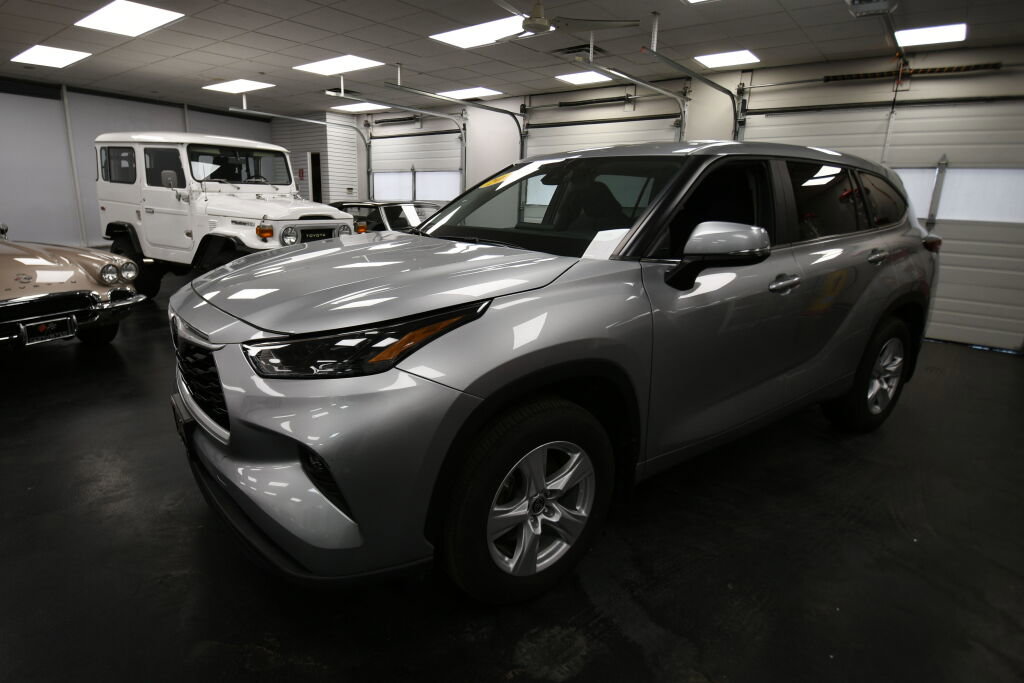 Certified 2024 Toyota Highlander LE image 3