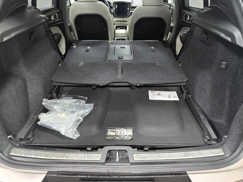 Used 2024 Volvo XC40 B5 Plus image 46