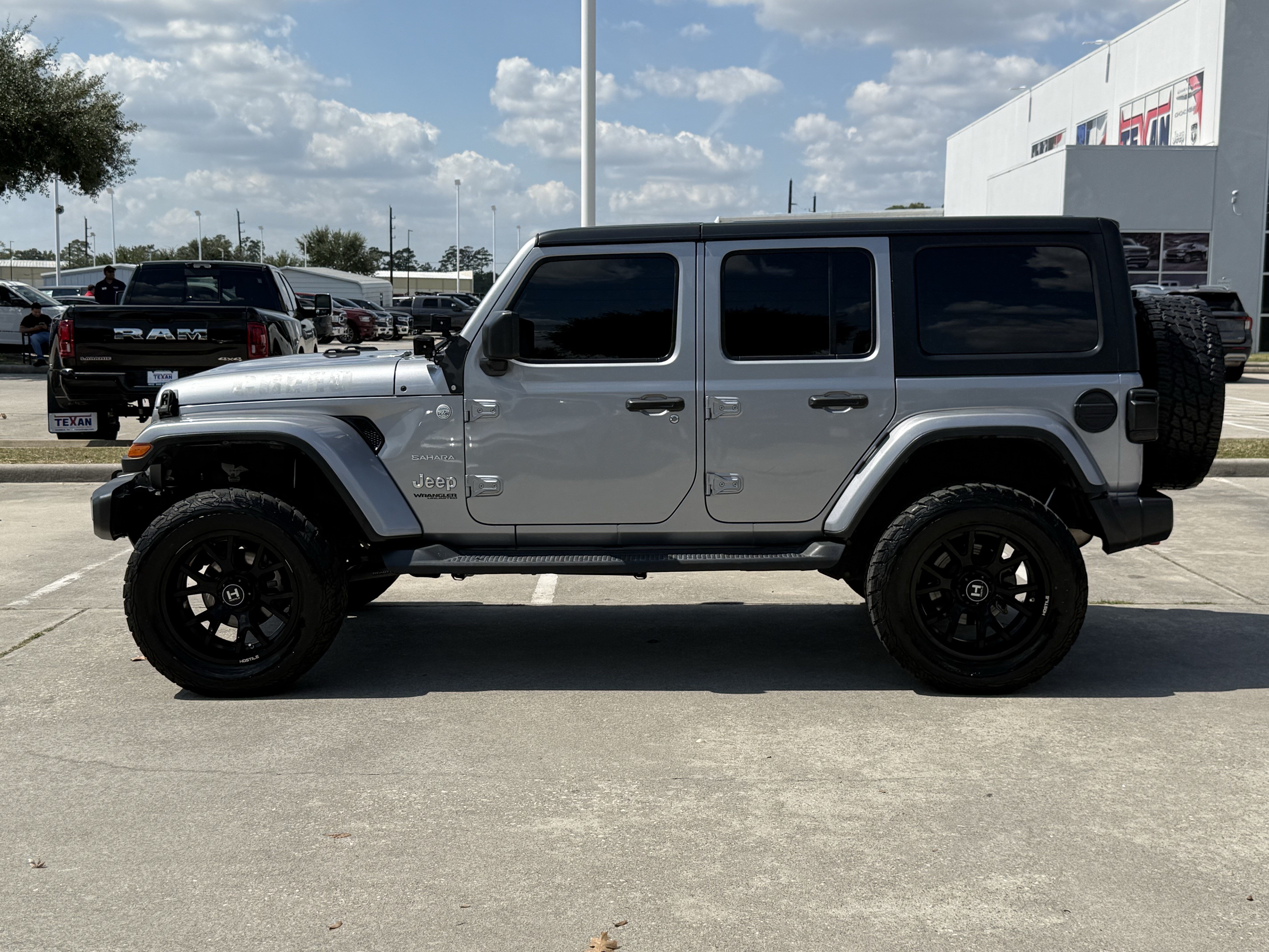Used 2020 Jeep Wrangler Unlimited Sahara AWD/4WD image 8