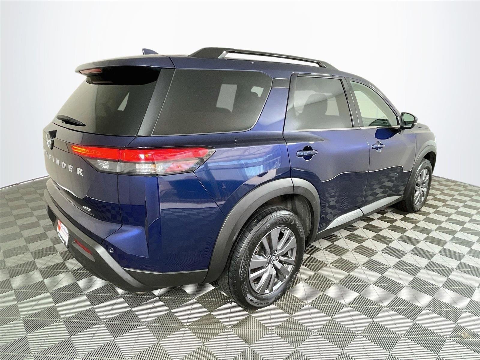 Used 2025 Nissan Pathfinder SV AWD/4WD image 9
