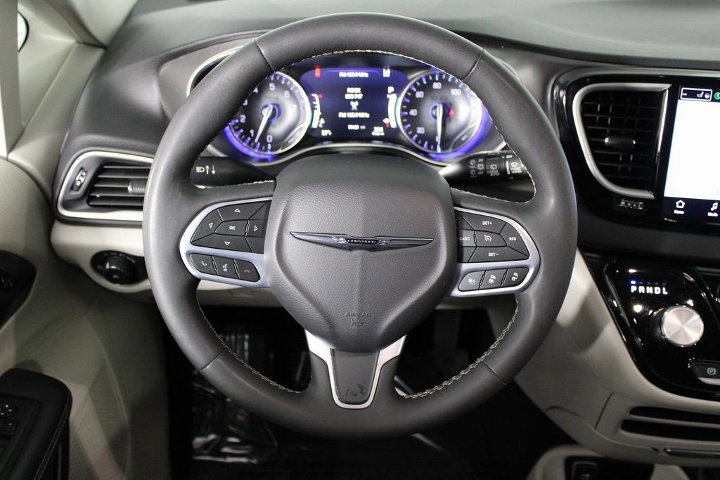 Used 2024 Chrysler Pacifica Touring-L image 19