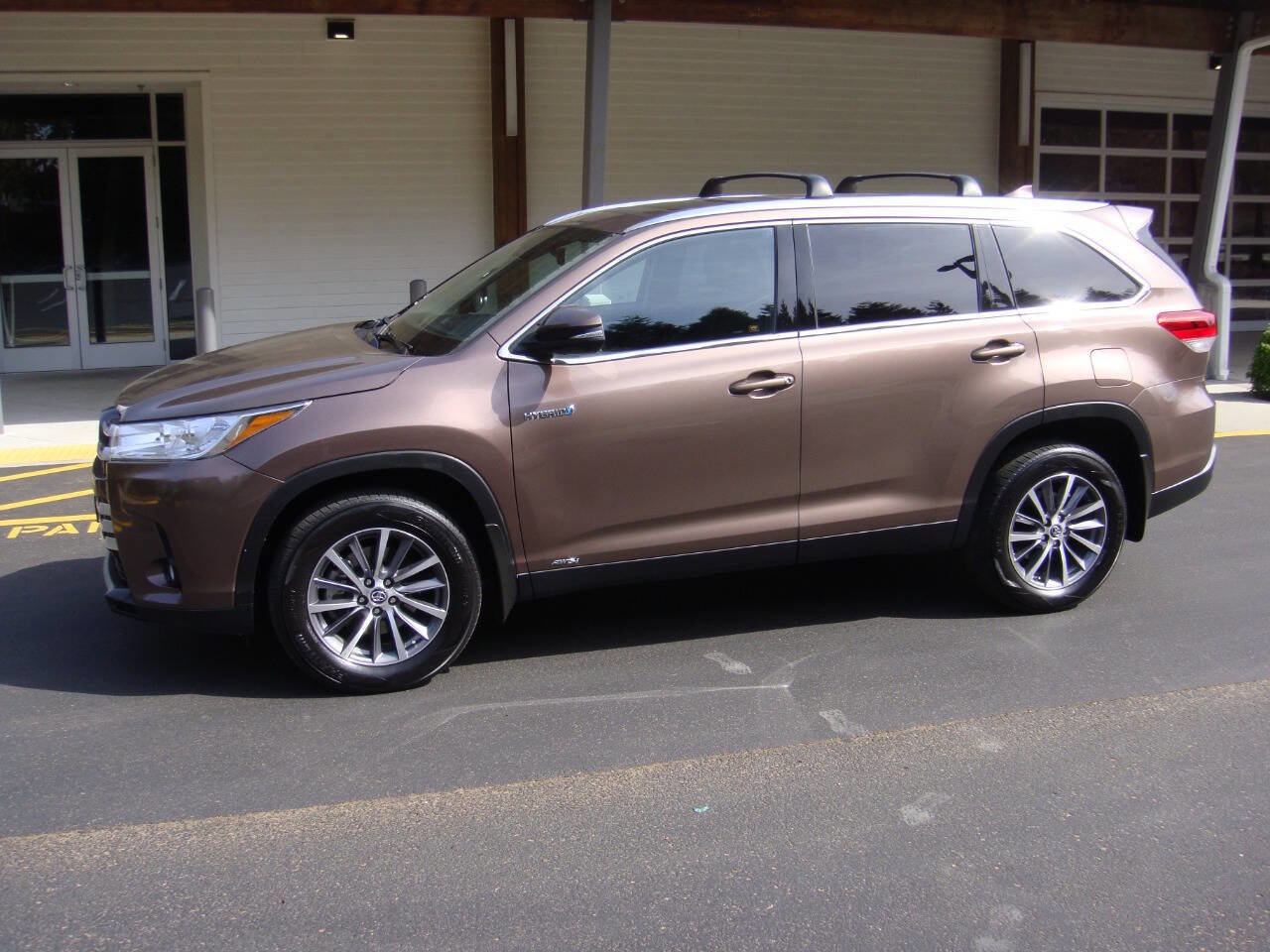 Used 2019 Toyota Highlander XLE AWD/4WD image 1